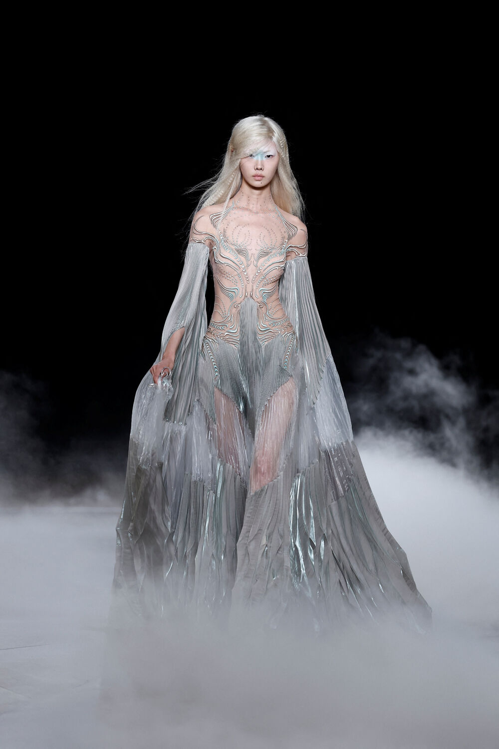 <p>Dizajnerke Iris van Herpen predstavila je kreacije u okviru revije visoke mode za sezonu jesen/zima 2026&ndash;2027 u Parizu, Francuska.</p>  <p>Holandska modna dizajnerka poznata je po tome što je pomjerila granice visoke mode spajajući tradicionalni zanat visoke mode sa savremenom tehnologijom, arhitekturom, naukom i digitalnim dizajnom.</p>  <p>Van Herpen (42) se smatra jednom od najinovativnijih savremenih kreatorki.</p>