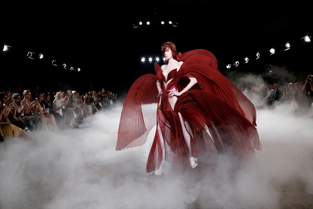 <p>Dizajnerke Iris van Herpen predstavila je kreacije u okviru revije visoke mode za sezonu jesen/zima 2026&ndash;2027 u Parizu, Francuska.</p>  <p>Holandska modna dizajnerka poznata je po tome što je pomjerila granice visoke mode spajajući tradicionalni zanat visoke mode sa savremenom tehnologijom, arhitekturom, naukom i digitalnim dizajnom.</p>  <p>Van Herpen (42) se smatra jednom od najinovativnijih savremenih kreatorki.</p>