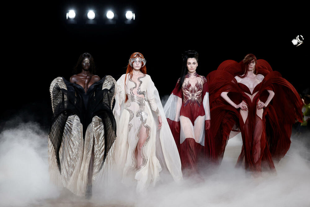 <p>Dizajnerke Iris van Herpen predstavila je kreacije u okviru revije visoke mode za sezonu jesen/zima 2026&ndash;2027 u Parizu, Francuska.</p>  <p>Holandska modna dizajnerka poznata je po tome što je pomjerila granice visoke mode spajajući tradicionalni zanat visoke mode sa savremenom tehnologijom, arhitekturom, naukom i digitalnim dizajnom.</p>  <p>Van Herpen (42) se smatra jednom od najinovativnijih savremenih kreatorki.</p>