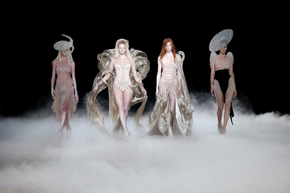<p>Dizajnerke Iris van Herpen predstavila je kreacije u okviru revije visoke mode za sezonu jesen/zima 2026&ndash;2027 u Parizu, Francuska.</p>  <p>Holandska modna dizajnerka poznata je po tome što je pomjerila granice visoke mode spajajući tradicionalni zanat visoke mode sa savremenom tehnologijom, arhitekturom, naukom i digitalnim dizajnom.</p>  <p>Van Herpen (42) se smatra jednom od najinovativnijih savremenih kreatorki.</p>