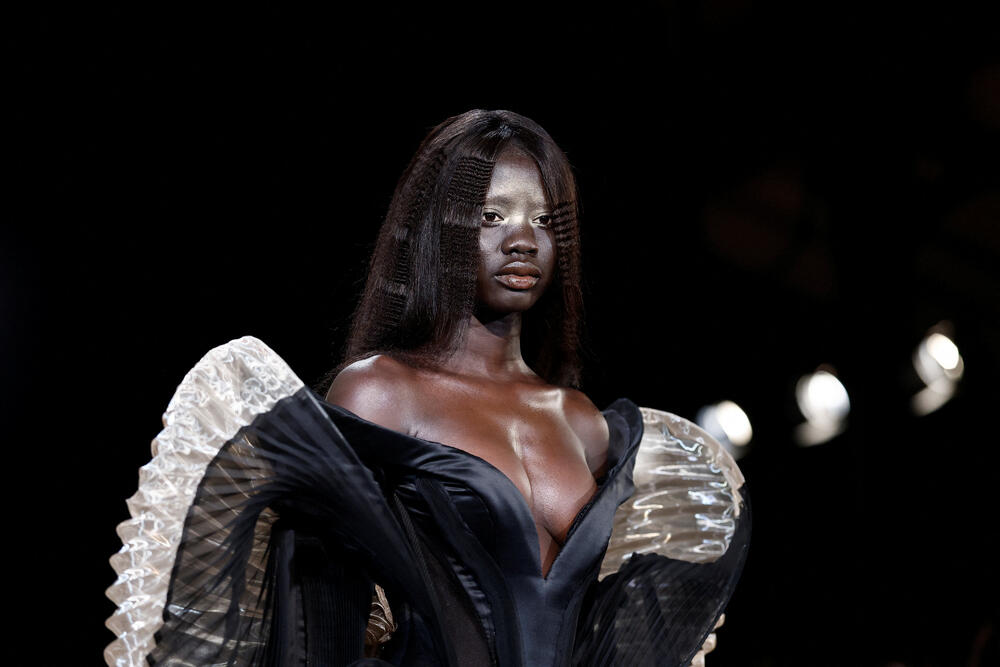 <p>Dizajnerke Iris van Herpen predstavila je kreacije u okviru revije visoke mode za sezonu jesen/zima 2026&ndash;2027 u Parizu, Francuska.</p>  <p>Holandska modna dizajnerka poznata je po tome što je pomjerila granice visoke mode spajajući tradicionalni zanat visoke mode sa savremenom tehnologijom, arhitekturom, naukom i digitalnim dizajnom.</p>  <p>Van Herpen (42) se smatra jednom od najinovativnijih savremenih kreatorki.</p>
