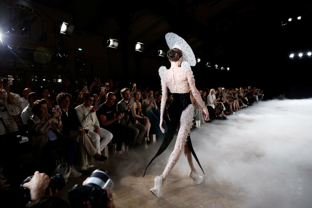 <p>Dizajnerke Iris van Herpen predstavila je kreacije u okviru revije visoke mode za sezonu jesen/zima 2026&ndash;2027 u Parizu, Francuska.</p>  <p>Holandska modna dizajnerka poznata je po tome što je pomjerila granice visoke mode spajajući tradicionalni zanat visoke mode sa savremenom tehnologijom, arhitekturom, naukom i digitalnim dizajnom.</p>  <p>Van Herpen (42) se smatra jednom od najinovativnijih savremenih kreatorki.</p>