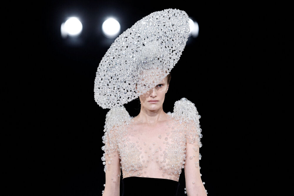 <p>Dizajnerke Iris van Herpen predstavila je kreacije u okviru revije visoke mode za sezonu jesen/zima 2026&ndash;2027 u Parizu, Francuska.</p>  <p>Holandska modna dizajnerka poznata je po tome što je pomjerila granice visoke mode spajajući tradicionalni zanat visoke mode sa savremenom tehnologijom, arhitekturom, naukom i digitalnim dizajnom.</p>  <p>Van Herpen (42) se smatra jednom od najinovativnijih savremenih kreatorki.</p>