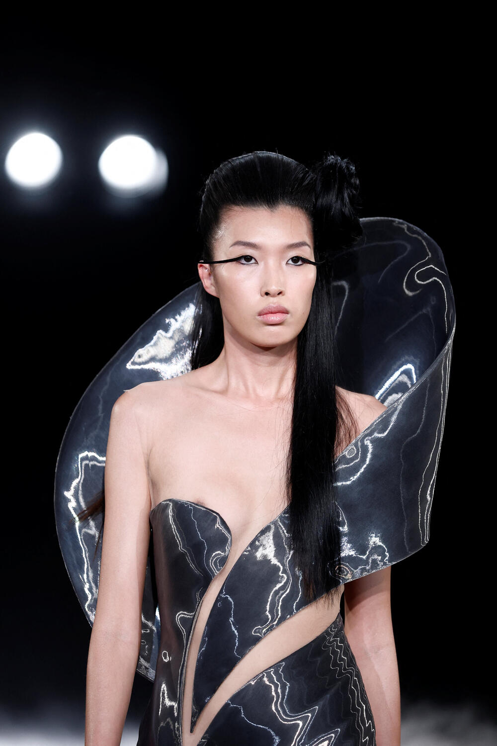 <p>Dizajnerke Iris van Herpen predstavila je kreacije u okviru revije visoke mode za sezonu jesen/zima 2026&ndash;2027 u Parizu, Francuska.</p>  <p>Holandska modna dizajnerka poznata je po tome što je pomjerila granice visoke mode spajajući tradicionalni zanat visoke mode sa savremenom tehnologijom, arhitekturom, naukom i digitalnim dizajnom.</p>  <p>Van Herpen (42) se smatra jednom od najinovativnijih savremenih kreatorki.</p>