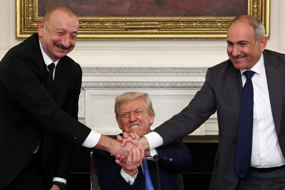 Predsjednik SAD Donald Tramp drži za ruke predsjednika Azerbejdžana Ilhama Alijeva i premijera Jermenije Nikola Pašinjana tokom potpisivanja trilateralnog sporazuma u Bijeloj kući 8. jula 2025., Foto: Reuters