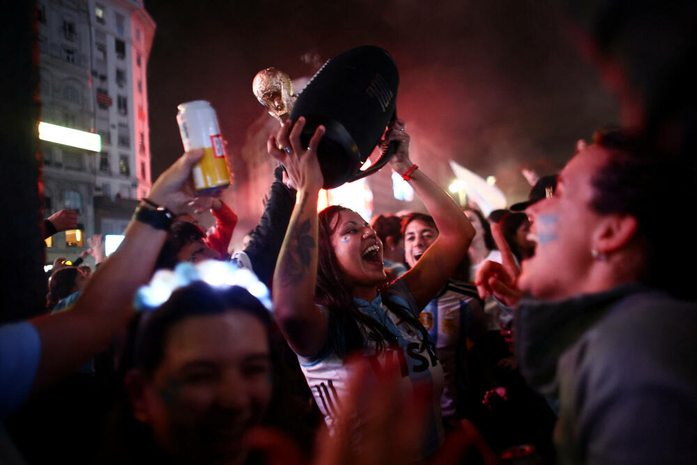 <p>Fudbal je u Argentini više od sporta, a kada se preko velikog rivala izbori novo finale Svjetskog prvenstva onda je "ludnica" još veća.<br /> </p>
