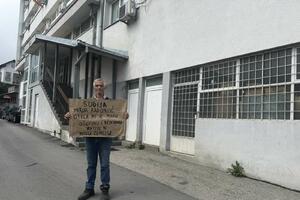 Bjelopoljac započeo štrajk glađu ispred Osnovnog suda, tvrdi da mu...