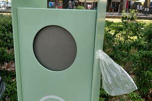 U Budvi postavljene kante za pseći izmet