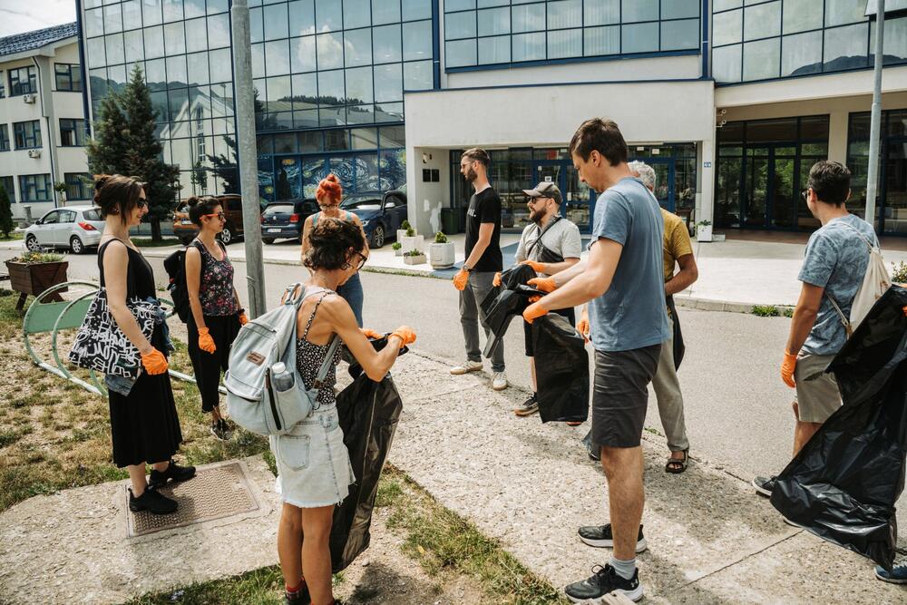 <p>Nakon završetka akcije, tango kamperi su simbolično, u tango zagrljaju i okruženi vrećama prikupljenog otpada, poslali poruku da ovaj prostor zaslužuje da preraste u mali školski park</p>