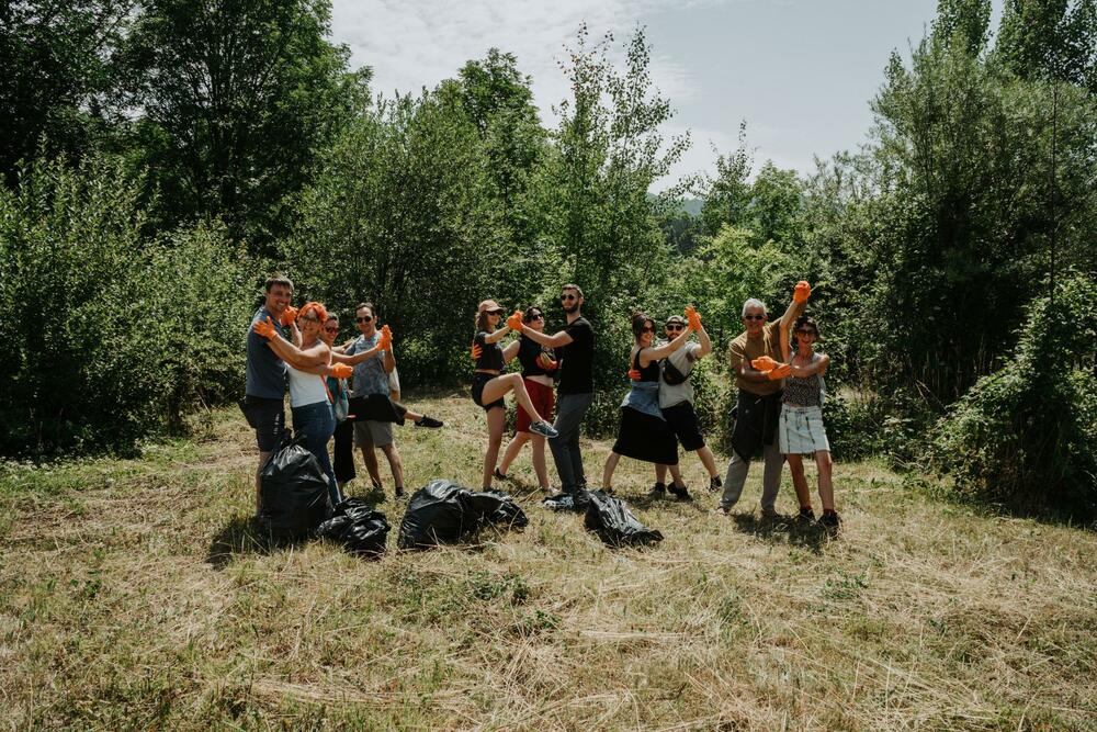 <p>Nakon završetka akcije, tango kamperi su simbolično, u tango zagrljaju i okruženi vrećama prikupljenog otpada, poslali poruku da ovaj prostor zaslužuje da preraste u mali školski park</p>