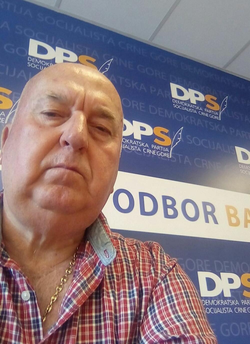 <p>"Neka ovo bude opomena svim građanima Bara da 2027. godine pažljivo biraju svoje predstavnike. Oni koji predstavljaju građane moraju biti na strani zakona, pravde i borbe protiv kriminala, a ne da negoduju kad se hapse pripadnici podzemlja", poručio je poslanik Demokratske Crne Gore Momčilo Leković</p>