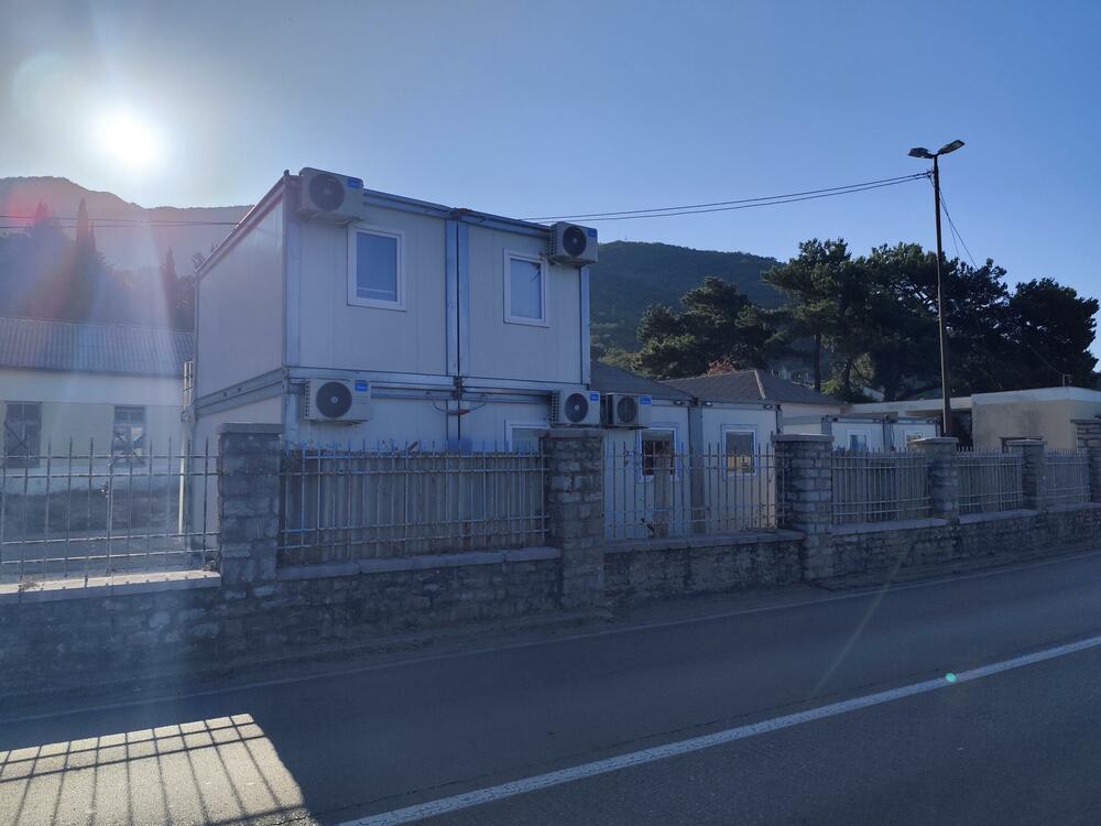 Počela instalacija građevinsko-sanitarnih kontejnera u koje će se...