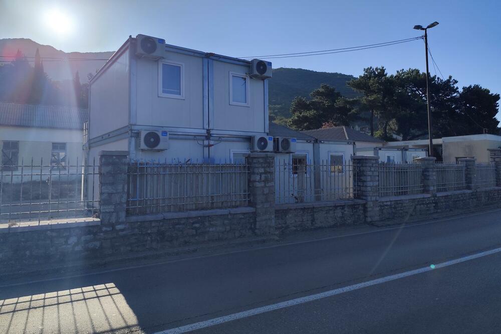 Kontejneri za policiju na Opatovu, Foto: Siniša Luković