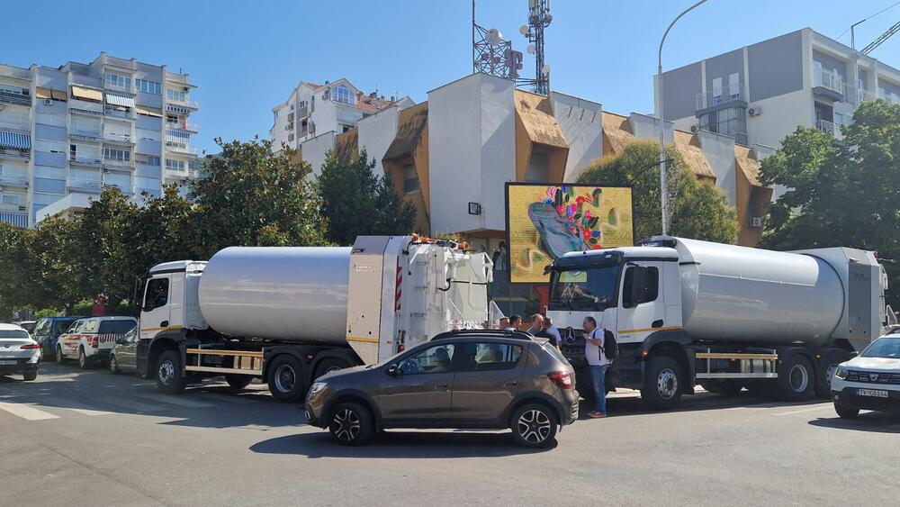 Komunalnom preduzeću Tivat isporučena dva nova specijalna vozila...