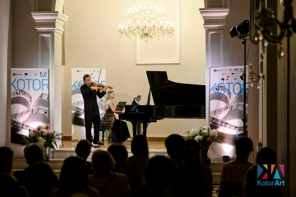 Tri lica violine