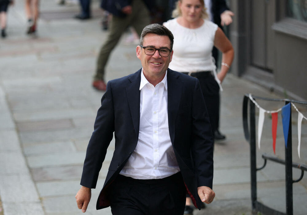 <p>Obraćajući se okupljenim visokim funkcionerima Laburističke partije i njenim pristalicama, Endi Barnam je rekao da zemlja "vapi za novom politikom". Međutim, upozorio je i da je ovo laburistima "posljednja prilika za promjene" i da stranka mora da ih sprovede zajedno, kao jedinstven pokret</p>