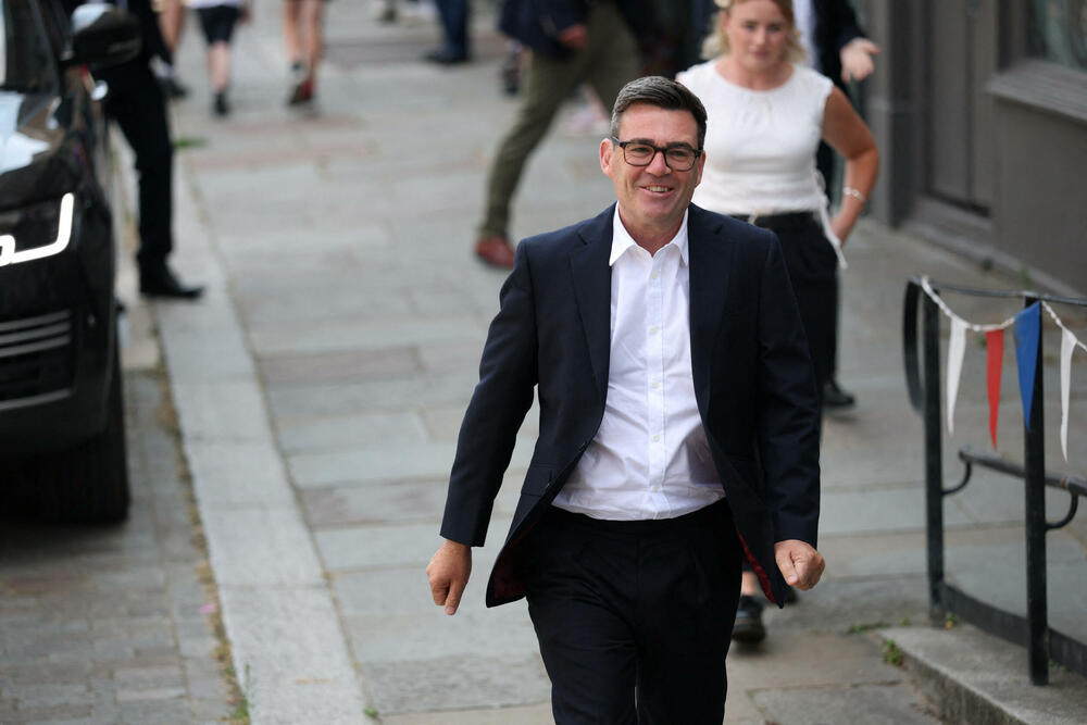 <p>Obraćajući se okupljenim visokim funkcionerima Laburističke partije i njenim pristalicama, Endi Barnam je rekao da zemlja "vapi za novom politikom". Međutim, upozorio je i da je ovo laburistima "posljednja prilika za promjene" i da stranka mora da ih sprovede zajedno, kao jedinstven pokret</p>