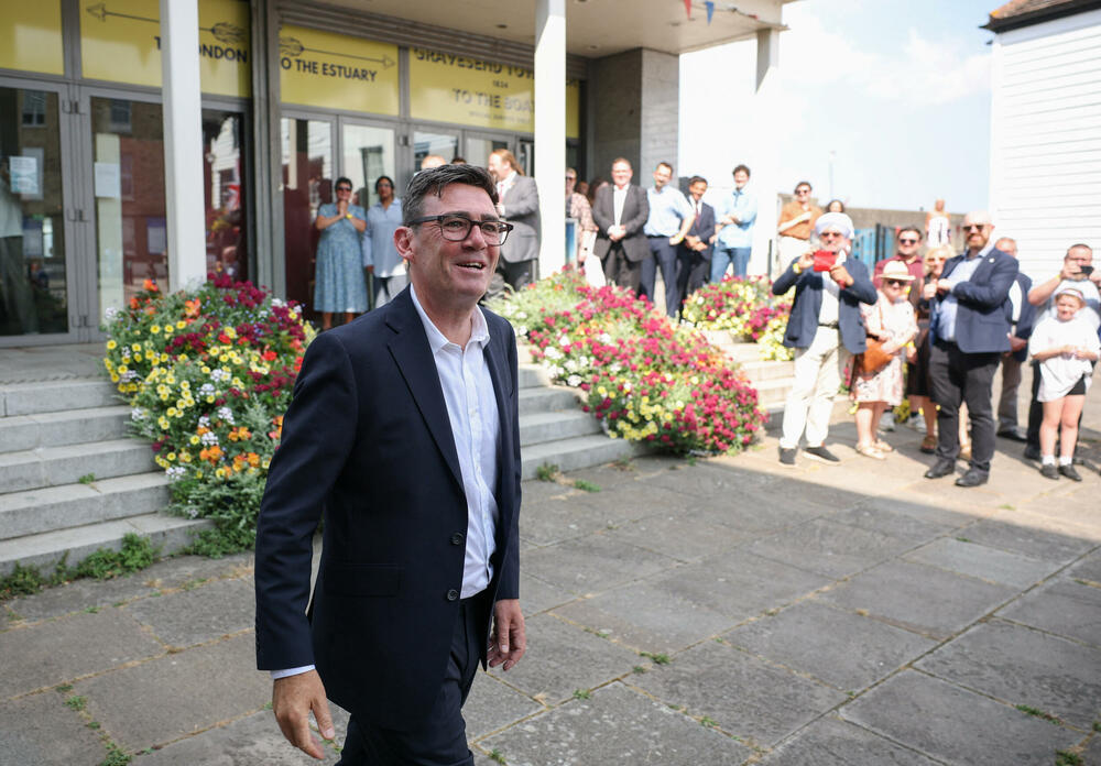 <p>Obraćajući se okupljenim visokim funkcionerima Laburističke partije i njenim pristalicama, Endi Barnam je rekao da zemlja "vapi za novom politikom". Međutim, upozorio je i da je ovo laburistima "posljednja prilika za promjene" i da stranka mora da ih sprovede zajedno, kao jedinstven pokret</p>