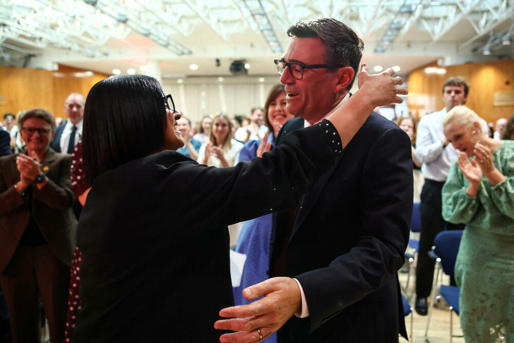 <p>Obraćajući se okupljenim visokim funkcionerima Laburističke partije i njenim pristalicama, Endi Barnam je rekao da zemlja "vapi za novom politikom". Međutim, upozorio je i da je ovo laburistima "posljednja prilika za promjene" i da stranka mora da ih sprovede zajedno, kao jedinstven pokret</p>