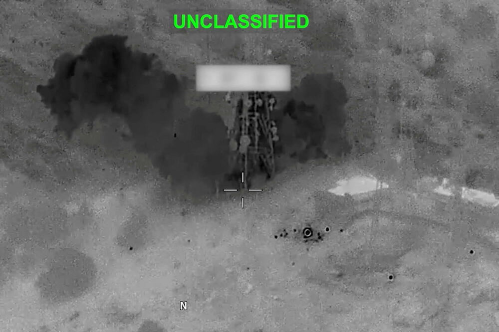Dim se uzdiže nakon eksplozije na nepoznatoj lokaciji, tokom napada na Iran, kako tvrdi Centralna komanda SAD (CENTCOM), na ovom kadru iz video-snimka dostavljenog medijima 17. jula 2026. godine, Foto: Reuters