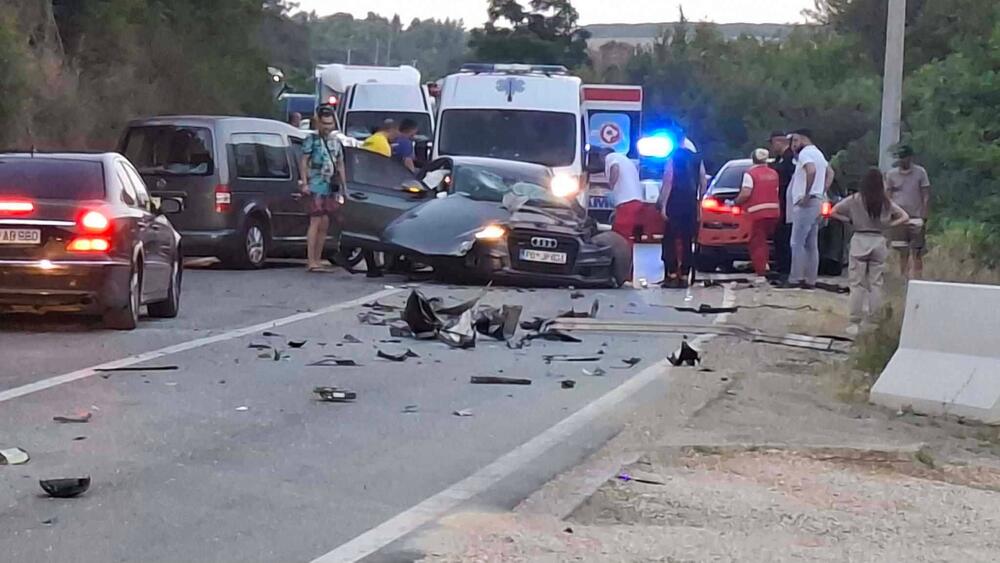 Bar: Sudar kamiona i automobila kod Čanja