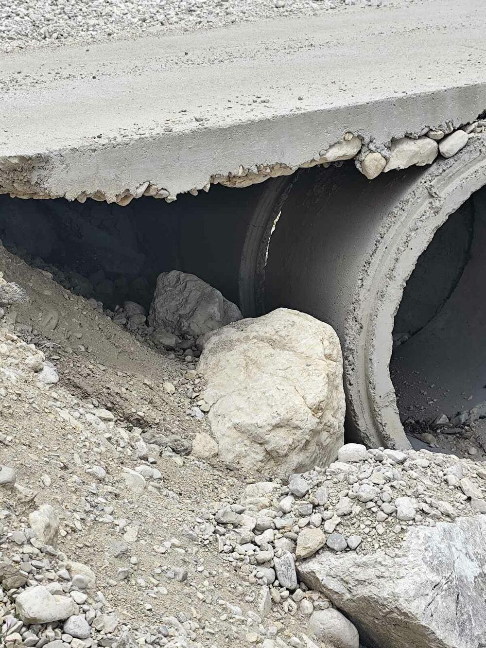 <p>"Građani ne traže obećanja, već konkretne radove i bezbjedne mostove koji vode do naših kuća", naveo je u saopštenju Vladan &ETH;urđić, mještanin sela Kozarica</p>