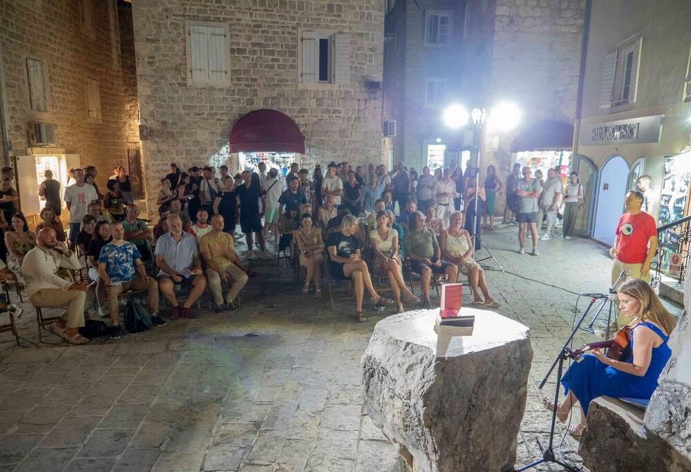 Peović na Trgu pjesnika: Zašto nema kapitalističkog manifesta?