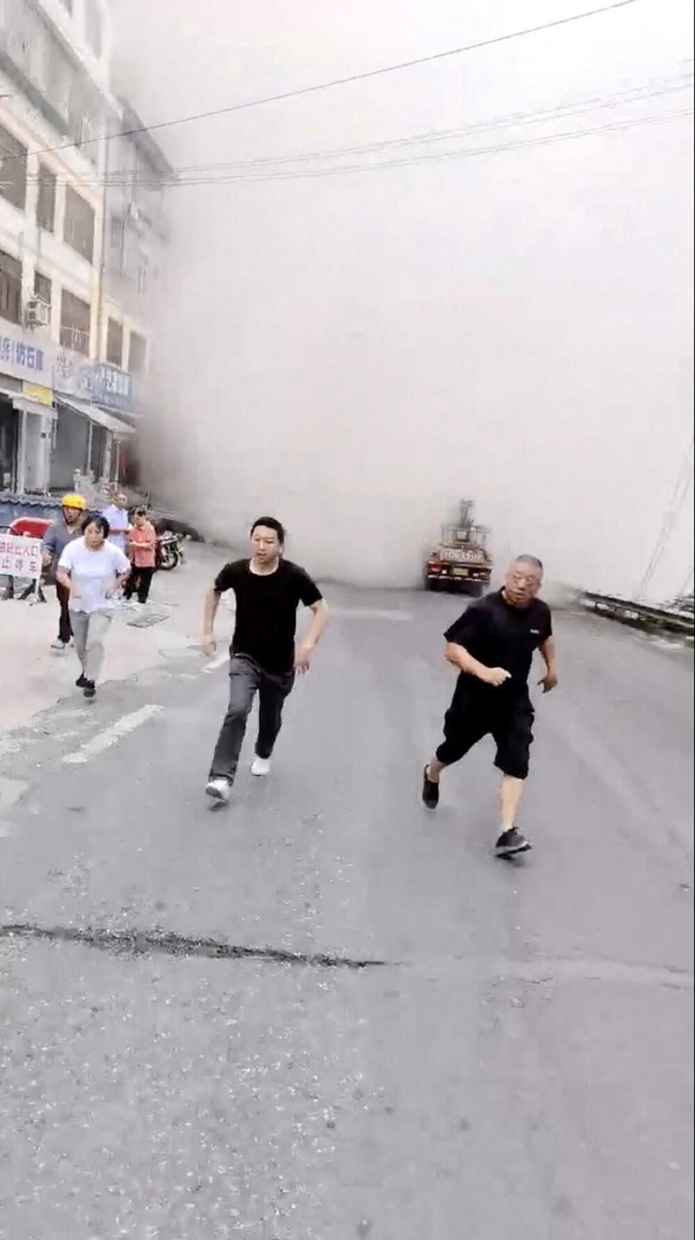 <p>Odron se dogodio u petak ujutru, u okrugu Pengšui, kada su se ogromne količine stena i zemlje sručile niz padinu, zatrpavši više od deset stambenih objekata</p>