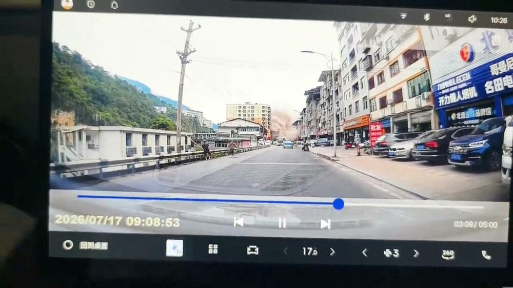 <p>Odron se dogodio u petak ujutru, u okrugu Pengšui, kada su se ogromne količine stena i zemlje sručile niz padinu, zatrpavši više od deset stambenih objekata</p>