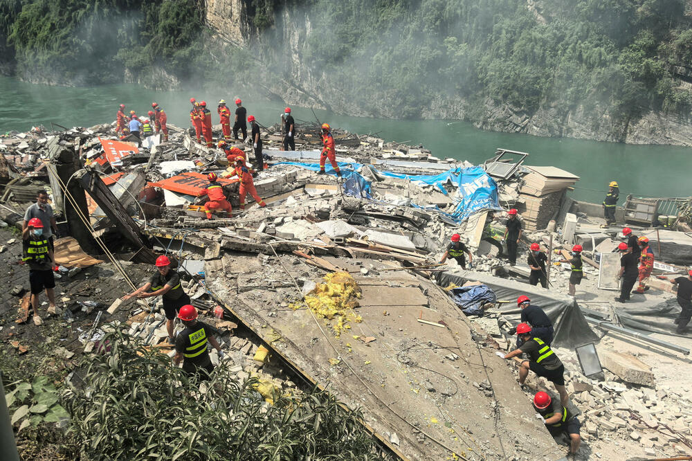 <p>Odron se dogodio u petak ujutru, u okrugu Pengšui, kada su se ogromne količine stena i zemlje sručile niz padinu, zatrpavši više od deset stambenih objekata</p>