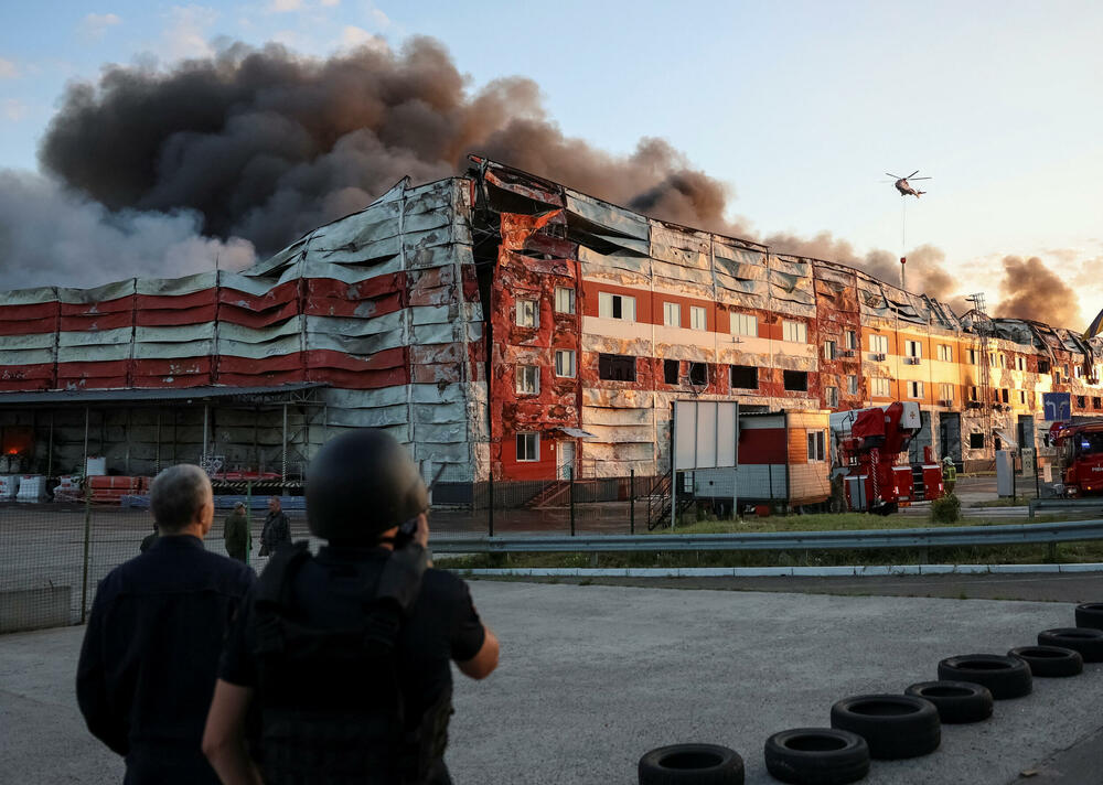 <p>Niz snažnih eksplozija odjekivao je gradom tokom napada u kojem je upotrijebljena 41 raketa različitih tipova i u kojem su razorene zgrade u nekoliko gradskih četvrti</p>