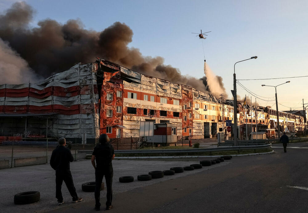 <p>Niz snažnih eksplozija odjekivao je gradom tokom napada u kojem je upotrijebljena 41 raketa različitih tipova i u kojem su razorene zgrade u nekoliko gradskih četvrti</p>
