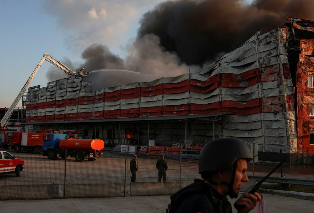 <p>Niz snažnih eksplozija odjekivao je gradom tokom napada u kojem je upotrijebljena 41 raketa različitih tipova i u kojem su razorene zgrade u nekoliko gradskih četvrti</p>