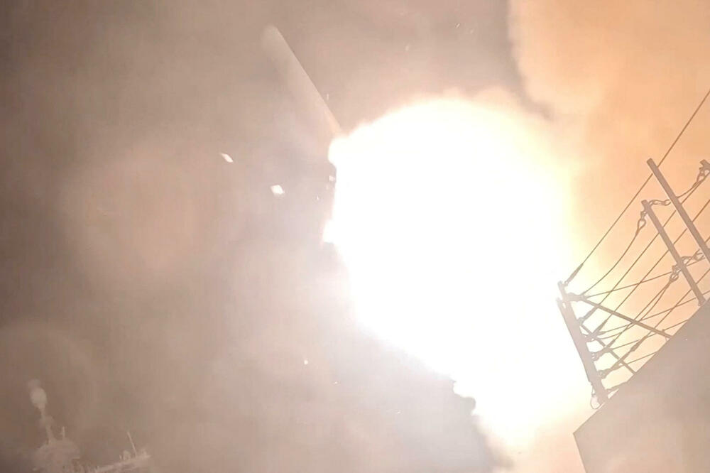 Projektil ispaljen sa američkog ratnog broda na nepoznatoj lokaciji tokom napada na Iran, kako ih je opisala Centralna komanda SAD (CENTCOM): Kadar iz snimka objavljenog 18. jula 2026. godine., Foto: Reuters