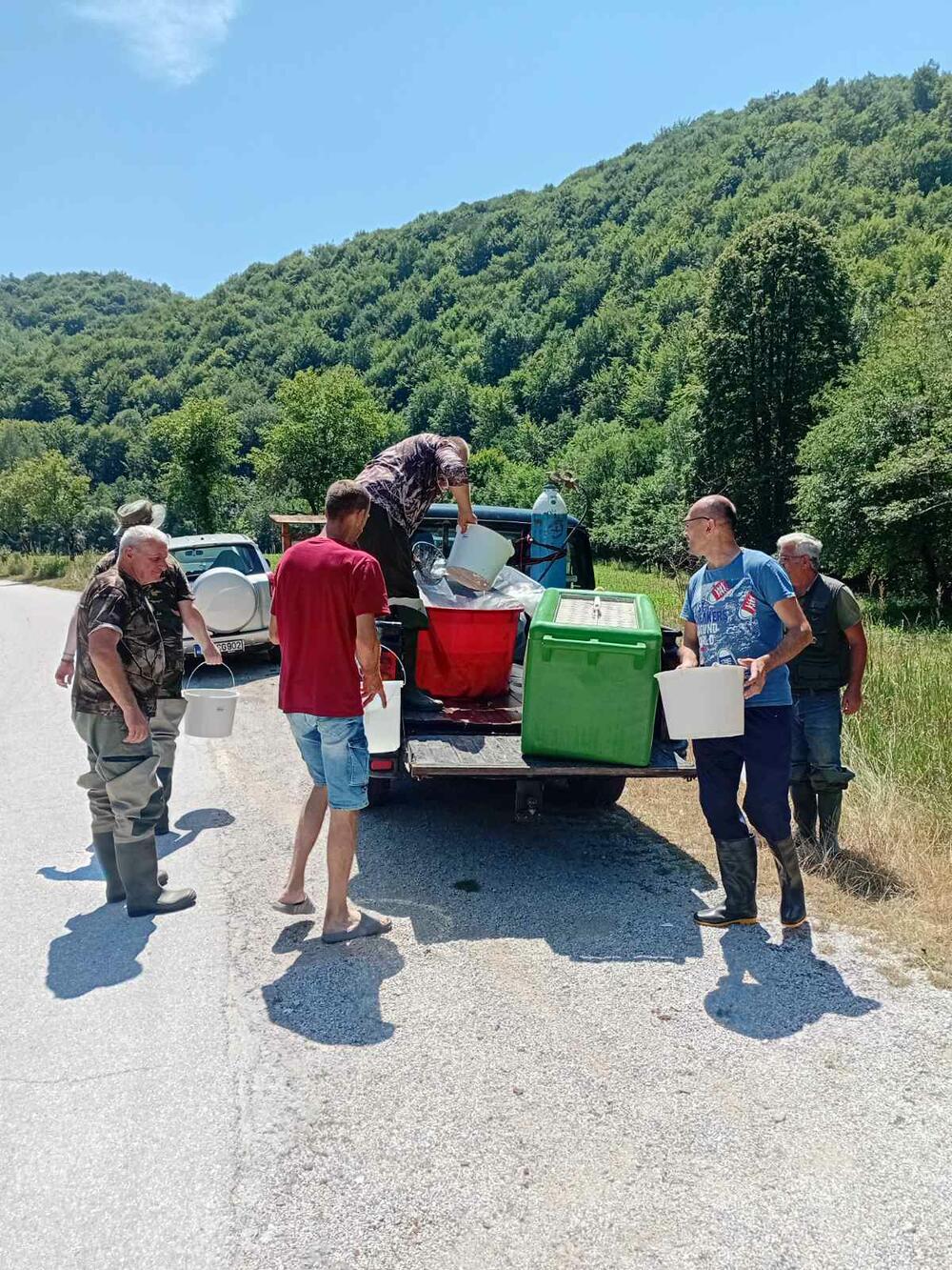 <p>Sportsko-ribolovni klub (SRK) Lipljen najavljuje i poribljavanje Borovičkog jezera sa šaranom sredinom avgusta mjeseca, po prvi put zvanično i uz odobrenje relevantnih institucija (Ministarstva poljoprivrede i Prirodno-matematičkog fakulteta), a uz dogovorenu prijateljsku saradnju sa SRK iz Nikšića</p>