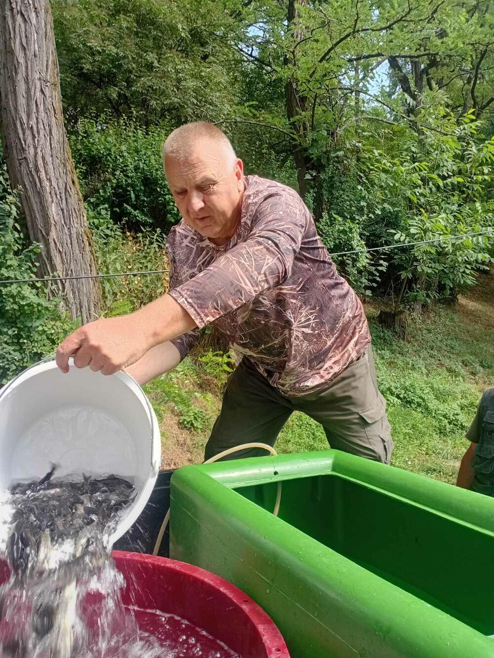 <p>Sportsko-ribolovni klub (SRK) Lipljen najavljuje i poribljavanje Borovičkog jezera sa šaranom sredinom avgusta mjeseca, po prvi put zvanično i uz odobrenje relevantnih institucija (Ministarstva poljoprivrede i Prirodno-matematičkog fakulteta), a uz dogovorenu prijateljsku saradnju sa SRK iz Nikšića</p>
