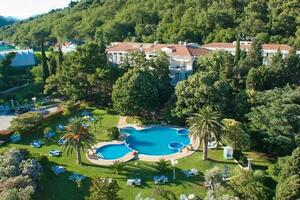 Rad na crno uz amin države: Ko upravlja hotelom "Rivijera" u...
