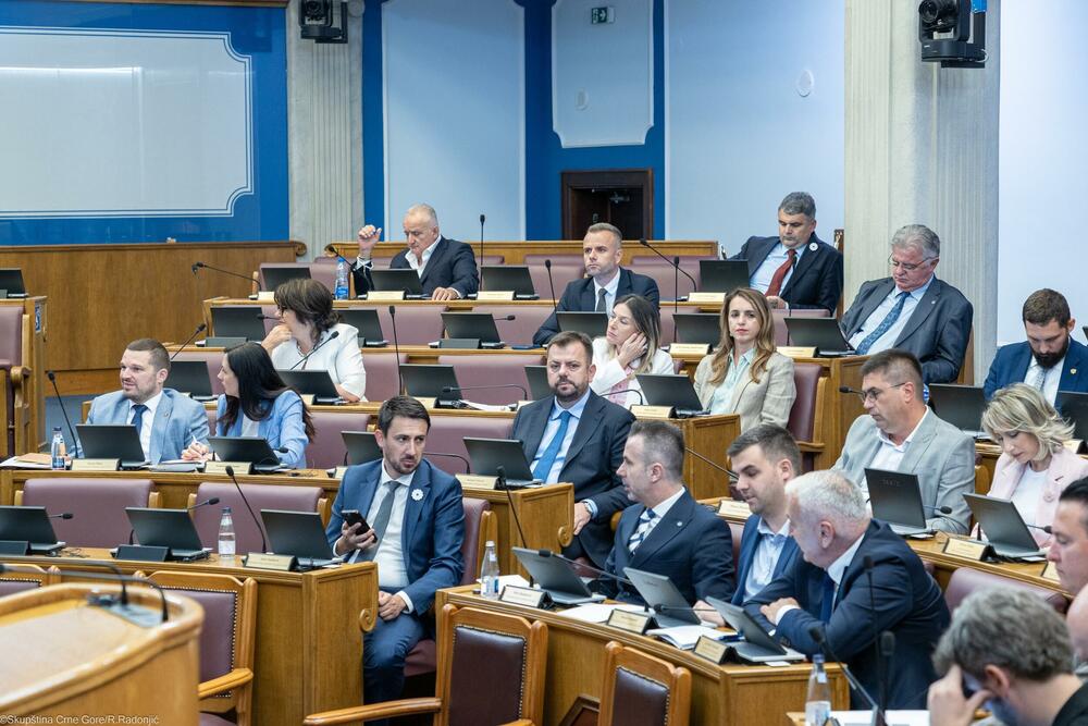 Savjetnicima daju 37 hiljada mjesečno: Poslanički klubovi...