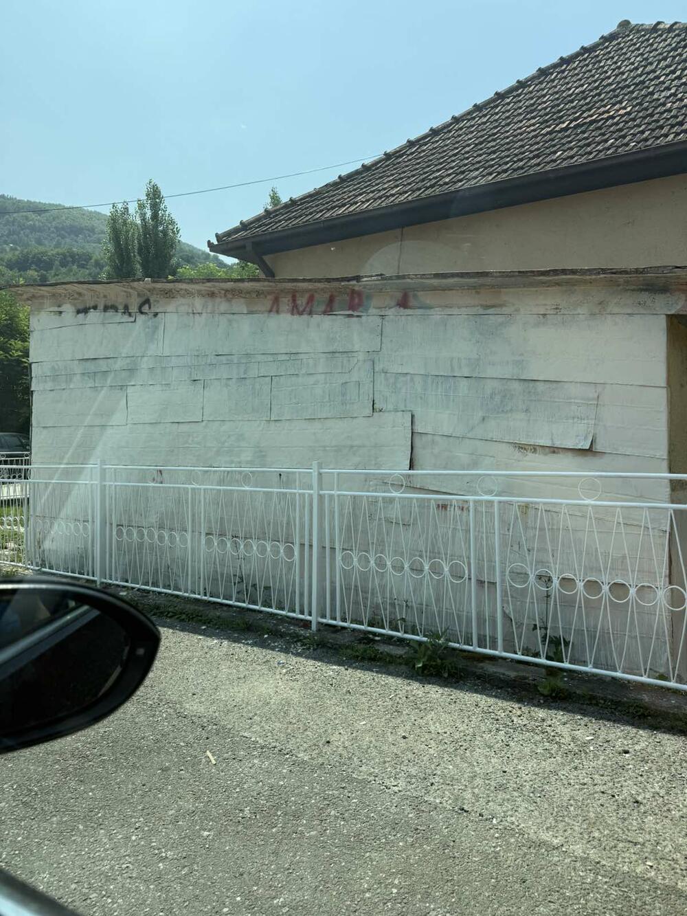 Prekrečen uvredljivi grafit u Bijelom Polju, Smolović pozvao...