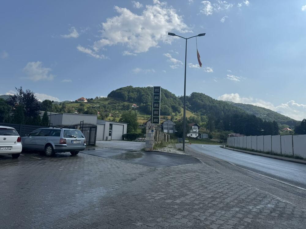 Bijelo Polje: Oštećeno više državnih zastava, ugrožavaju...