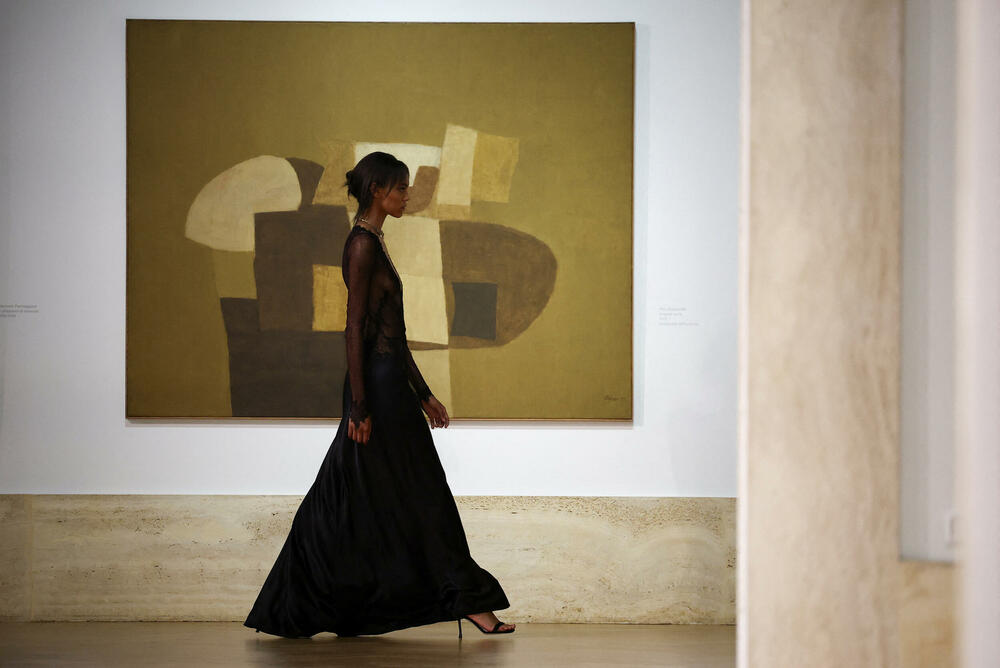 <p>U Nacionalnoj galeriji moderne i savremene umjetnosti u Rimu održana je revija kreacija iz nove Fendijeve kolekcije.</p>