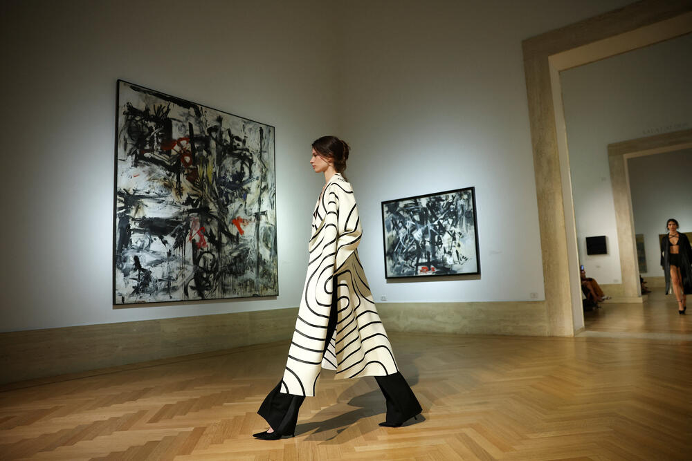 <p>U Nacionalnoj galeriji moderne i savremene umjetnosti u Rimu održana je revija kreacija iz nove Fendijeve kolekcije.</p>