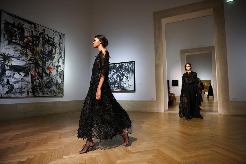 <p>U Nacionalnoj galeriji moderne i savremene umjetnosti u Rimu održana je revija kreacija iz nove Fendijeve kolekcije.</p>