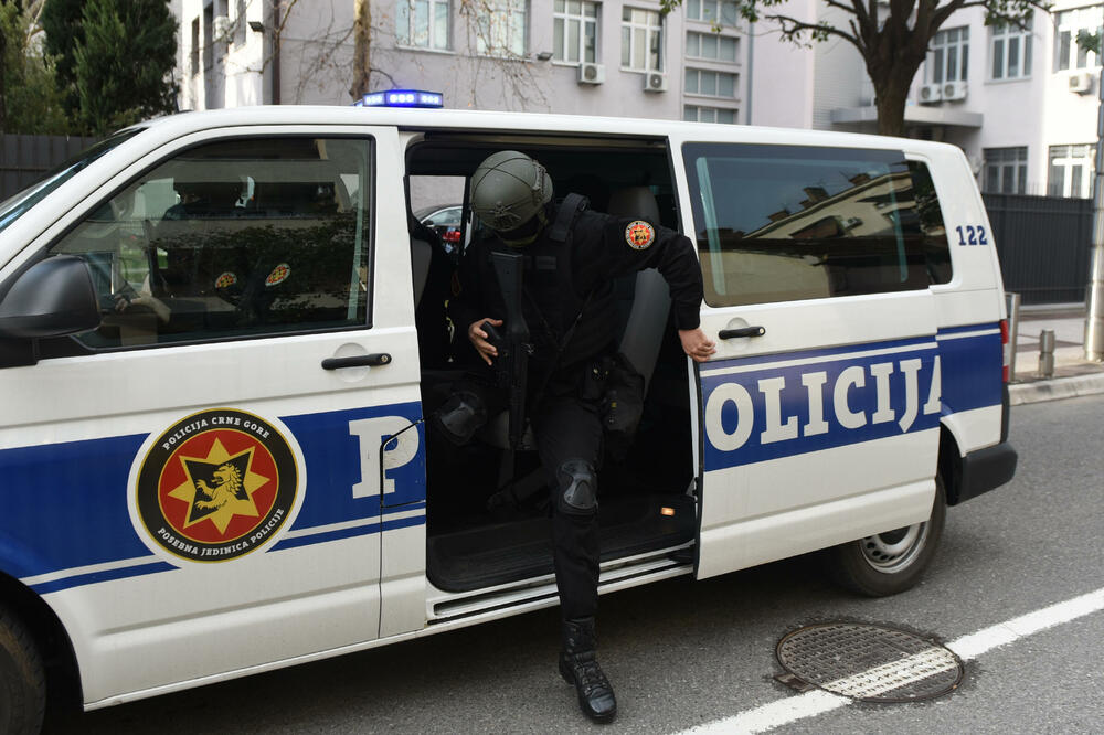 Policija ispred Višeg suda u Podgorici, Foto: SAVO PRELEVIC