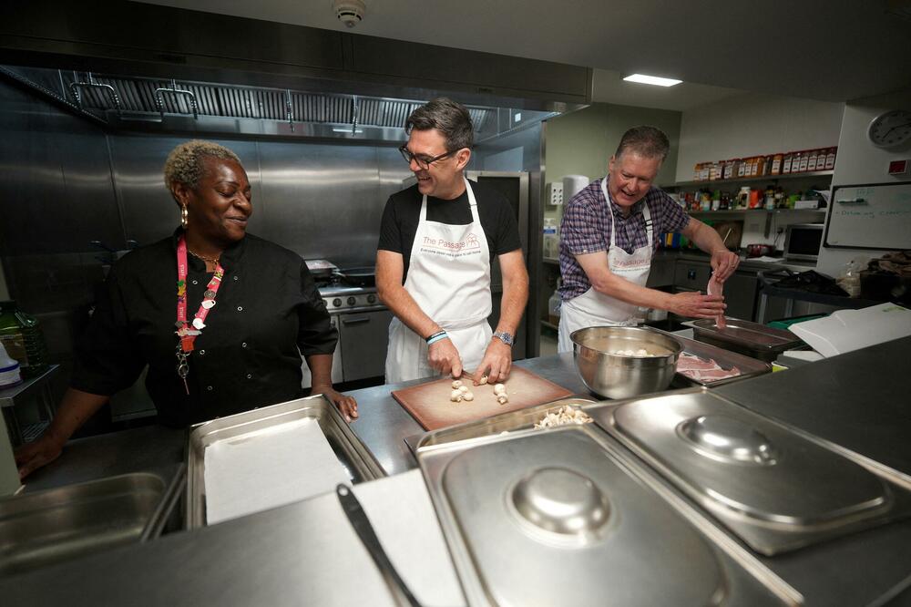 Burnham tokom posjete humanitarnoj organizaciji The Passage u Londonu