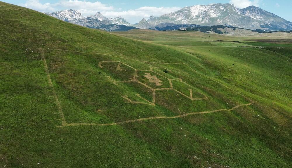 <p>Umjetnička grupa New Cave Art spojila tradiciju, prirodu i savremeni land art kroz monumentalne piktograme na travi i stijeni</p>