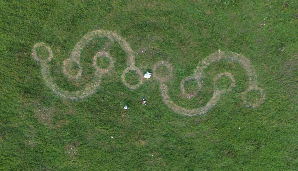 <p>Umjetnička grupa New Cave Art spojila tradiciju, prirodu i savremeni land art kroz monumentalne piktograme na travi i stijeni</p>