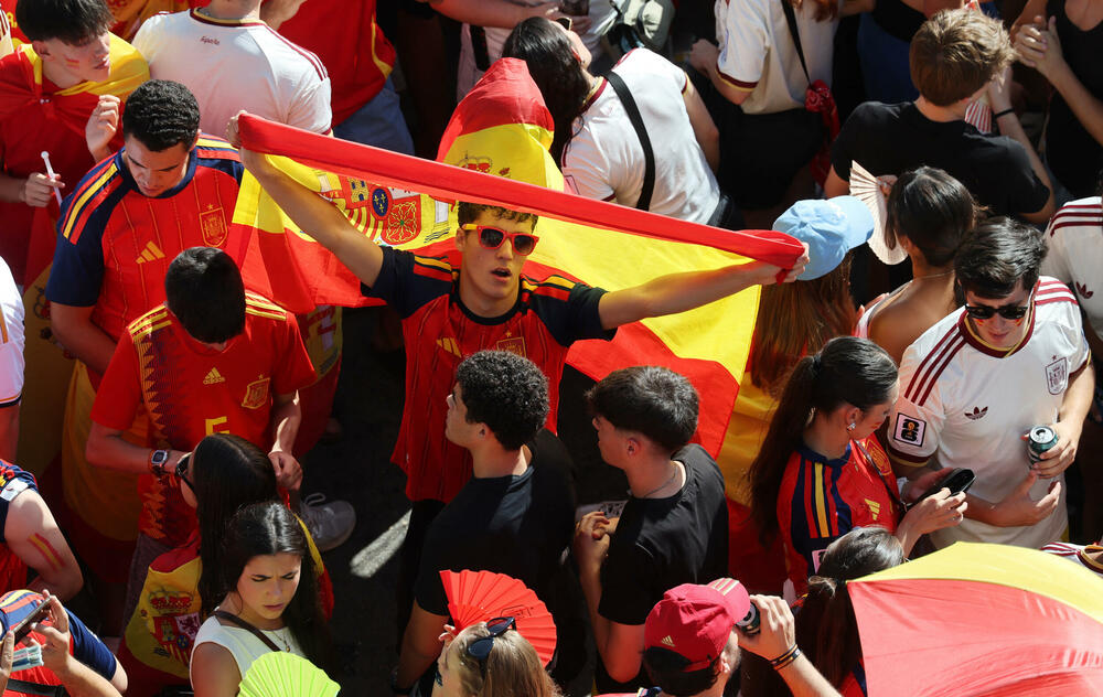 <p>"Ulice su i prije dolaska heroja bile pune. Na njima nema ni jednog slobodnog centimetara. Madrid je odmah bio spreman da pruži pravi doček", napisala je "Marka"</p>