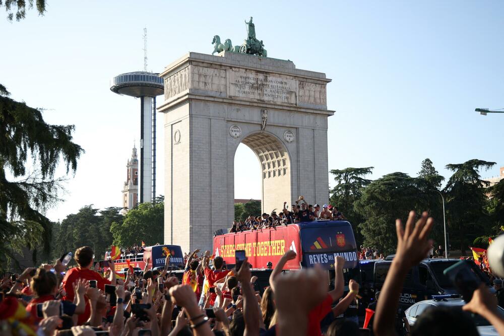 <p>"Ulice su i prije dolaska heroja bile pune. Na njima nema ni jednog slobodnog centimetara. Madrid je odmah bio spreman da pruži pravi doček", napisala je "Marka"</p>