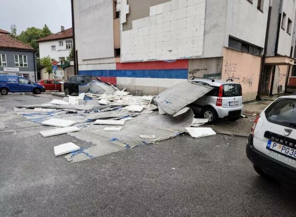 Nevrijeme pogodilo Pljevlja: Obrušila se fasada, ulice zatrpane...